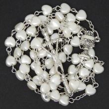 Ruženec - biele perleťové srdiečka Ruženec - biele perleťové srdiečka